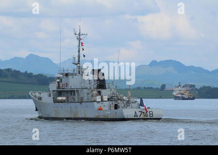 FS Leopard (A748), un Leopard formazione compresenza nave gestita dalla Marina Militare francese passando Greenock, con SD nord del fiume in background. Foto Stock