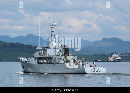 FS Lion (A755), un Leopard formazione compresenza nave gestita dalla Marina Militare francese passando Greenock, con SD nord del fiume in background. Foto Stock