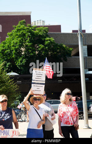 Le famiglie appartengono insieme Rally. La Columbia, MO, Giugno 30, 2018 Foto Stock