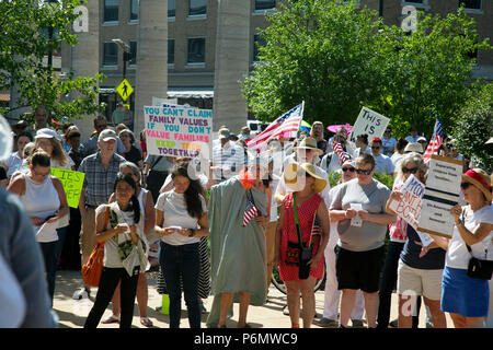 Le famiglie appartengono insieme Rally. La Columbia, MO, Giugno 30, 2018 Foto Stock
