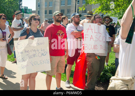 Le famiglie appartengono insieme Rally. La Columbia, MO, Giugno 30, 2018 Foto Stock