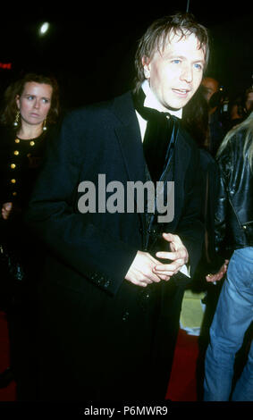WESTWOOD, CA - Dicembre 17: attore Gary Oldman assiste il "JFK" Westwood Premiere sul dicembre 17, 1991 al Mann Village Theatre di Westwood, California. Foto di Barry re/Alamy Stock Photo Foto Stock