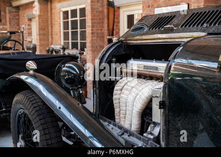 Vintage Bentley laboratorio di restauro a Bicester Heritage Centre. Oxfordshire, Inghilterra Foto Stock