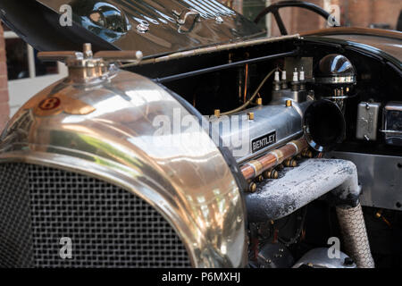 Vintage Bentley laboratorio di restauro a Bicester Heritage Centre. Oxfordshire, Inghilterra Foto Stock