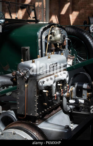 Vintage Bentley laboratorio di restauro a Bicester Heritage Centre. Oxfordshire, Inghilterra Foto Stock