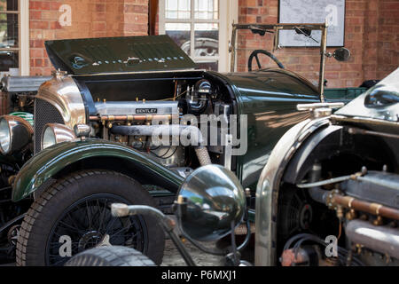 Vintage Bentley laboratorio di restauro a Bicester Heritage Centre. Oxfordshire, Inghilterra Foto Stock