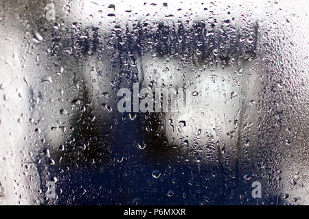 Acqua sulla finestra delle gocce di pioggia. Saint-Gervais. La Francia. Foto Stock