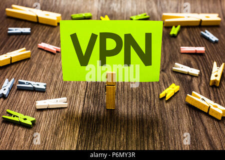 La scrittura della nota mostra VPN. Business photo vetrina virtuale protetta la rete privata attraverso il dominio riservati protetti clip scheda tecnica idea creativa Foto Stock