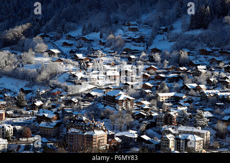 Vista generale di Saint-Gervais Mont-Blanc d'inverno. La Francia. Foto Stock