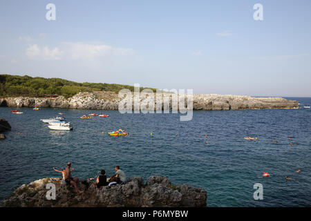 Vacanzieri in Porto Badisco, Italia. Foto Stock