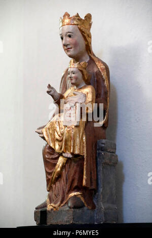 Cattedrale dell Assunzione di Maria e di San Giovanni Battista. Madonna e Bambino. Intaglio del legno. Il XIV secolo. Aosta. L'Italia. Foto Stock