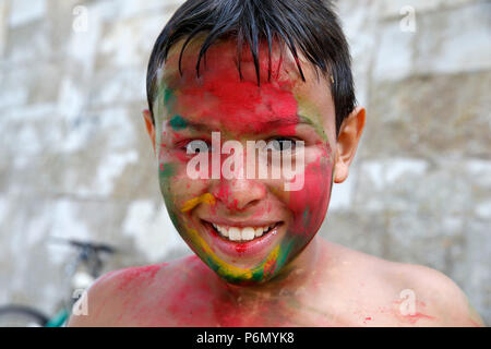 11-anno-vecchio ragazzo giocando Holi nel Salento, Italia. Foto Stock