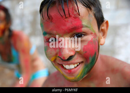 11-anno-vecchio ragazzo giocando Holi nel Salento, Italia. Foto Stock