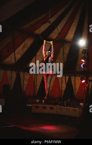 Cacak, Serbia - Giu 30, 2018: circus internazionale denominato Corona, acrobat giocare durante la notte concerto. Foto Stock