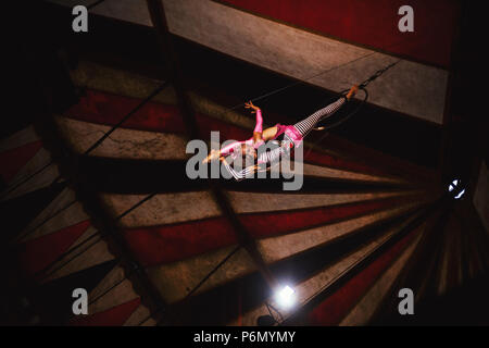 Cacak, Serbia - Giu 30, 2018: circus internazionale denominato Corona, acrobat giocare durante la notte concerto. Foto Stock