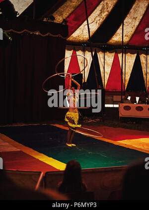 Cacak, Serbia - Giu 30, 2018: circus internazionale denominato Corona, acrobat giocare durante la notte concerto. Foto Stock