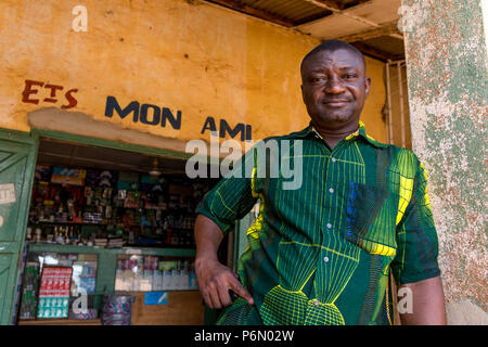 Hardware shop finanziato dalla microfinanza in Dapaong, Togo. Foto Stock