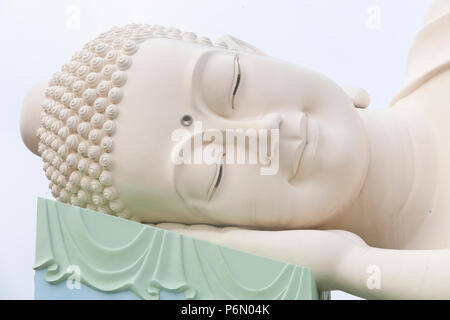 Vinh Trang tempio buddista. Reclining statua del Buddha. My Tho. Il Vietnam. Foto Stock