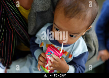 Free health clinic gestito dalle Suore Francescane Missionarie di Maria. La minoranza etnica bambino. Dalat. Il Vietnam. Foto Stock