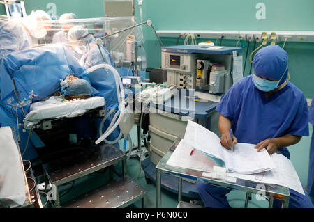 Duc Tam Cardiologia Ospedale. Teatro operativo. Gli interventi di cardiochirurgia. Anestesia. Ho Chi Minh City. Il Vietnam. Foto Stock