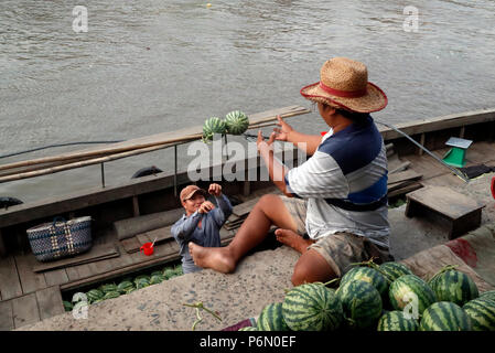 Mercato galleggiante lungo il fiume Mekong. I cocomeri. In Cai Be. Il Vietnam. Foto Stock