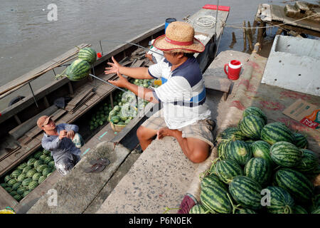 Mercato galleggiante lungo il fiume Mekong. I cocomeri. In Cai Be. Il Vietnam. Foto Stock