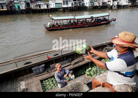 Mercato galleggiante lungo il fiume Mekong. I cocomeri. In Cai Be. Il Vietnam. Foto Stock