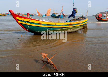 Appendere Dua Bay, barca da pesca che arrivano sulla spiaggia. Vung Tau. Il Vietnam. Foto Stock