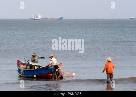 Appendere Dua Bay, barca da pesca che arrivano sulla spiaggia. Vung Tau. Il Vietnam. Foto Stock