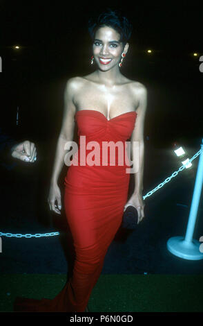 LOS ANGELES, CA - 11 gennaio: attrice Halle Berry assiste la ventiquattresima edizione NAACP Image Awards on gennaio 11, 1992 al Wiltern Theatre di Los Angeles, California. Foto di Barry re/Alamy Stock Photo Foto Stock
