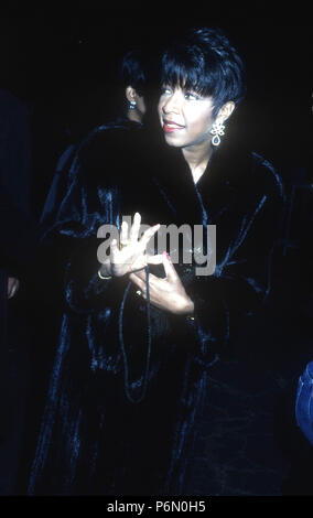 LOS ANGELES, CA - 11 gennaio: cantante Natalie Cole assiste la ventiquattresima edizione NAACP Image Awards on gennaio 11, 1992 al Wiltern Theatre di Los Angeles, California. Foto di Barry re/Alamy Stock Photo Foto Stock