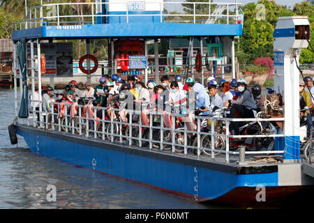 Traghetto sul fiume Mekong. In Cai Be. Il Vietnam. Foto Stock