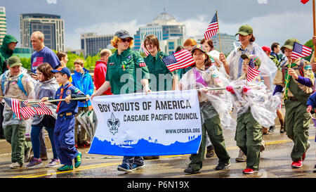 Portland, Oregon, Stati Uniti d'America - 9 Giugno 2018: Boy Scouts of America nella Grande sfilata floreale, durante il Portland Rose Festival 2018. Foto Stock