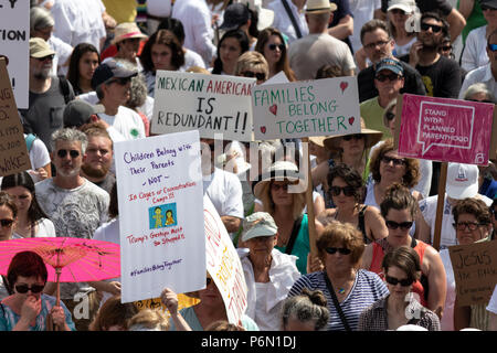 Una folla di manifestanti segni di attesa presso le famiglie appartengono insieme nel rally di Asheville, NC, Stati Uniti d'America Foto Stock