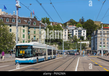 Zurich, Svizzera - 30 Giugno 2018: un Hess filobus passando lungo il ponte Bahnhofbrucke, piazza centrale in background. Hess è un marchio della egli Foto Stock