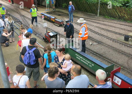 Il pubblico mensile in esecuzione a Delapre Park, Northampton è un popolare gita per treno a vapore, gli appassionati di adulti e ragazzi uguali; 50p un giro Foto Stock