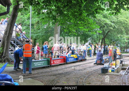 Il pubblico mensile in esecuzione a Delapre Park, Northampton è un popolare gita per treno a vapore, gli appassionati di adulti e ragazzi uguali; 50p un giro Foto Stock