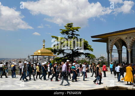 Turchia, Istanbul. Terrazza con vista sul Corno d'Oro. La tettoia dorata nel Palazzo Topkapi. Sullo sfondo la torre Galata Foto Stock