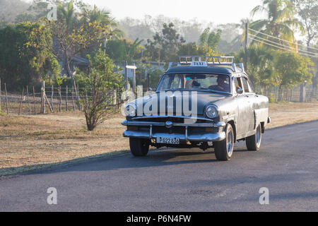 Classico 1950 Ford taxi, localmente noto come 'almendrones' nella città di Cienfuegos, Cuba. Foto Stock