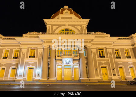 Antiguo Ayuntamiento di notte, casa dell'edificio del governo provinciale a Cienfuegos, Cuba Foto Stock