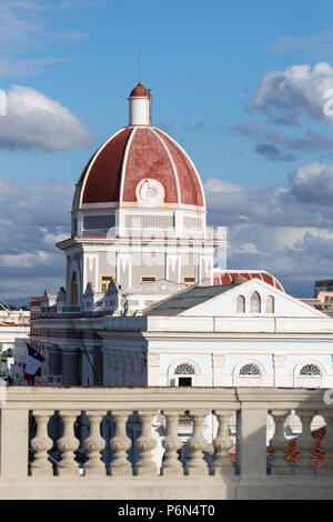 La rotunda del Antiguo Ayuntamiento, casa dell'edificio del governo provinciale a Cienfuegos, Cuba Foto Stock