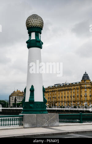 Stile Art Deco Zurriola ponte sulla foce del fiume dell'Urumea a San Sebastian, Paesi Baschi Foto Stock