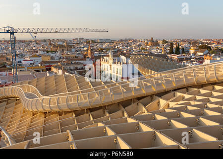 Sevilla, panorama vista dalla sommità dello spazio Metropol Parasol (Setas de Sevilla) Foto Stock