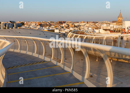 Sevilla, panorama vista dalla sommità dello spazio Metropol Parasol (Setas de Sevilla) Foto Stock