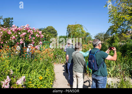 I turisti che visitano il giardino presso la casa del pittore impressionista Claude Monet a Giverny, Eure, Normandia, Francia Foto Stock