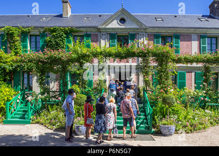 I turisti che visitano il giardino e la casa in estate del pittore impressionista Claude Monet a Giverny, Eure, Normandia, Francia Foto Stock
