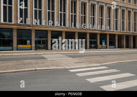 Berlino, Germania - Giugno 2018: il Tempelhof Aeroporto Internazionale / ex edificio aeroportuale a Berlino, Germania Foto Stock