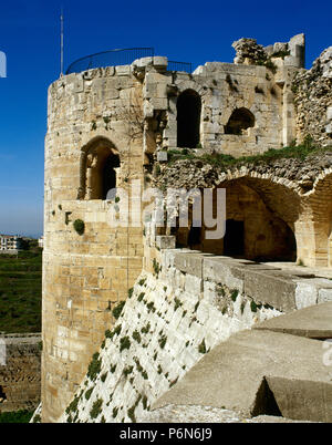 La Siria. Distretto Talkalakh, Krak des Chevaliers. Castello dei Crociati, sotto il controllo dei Cavalieri Ospitalieri (1142-1271) durante le crociate in Terra Santa, cadde in controllo araba nel XIII secolo. Vista di una delle torrette. Foto scattata prima della Siria guerra civile. Foto Stock