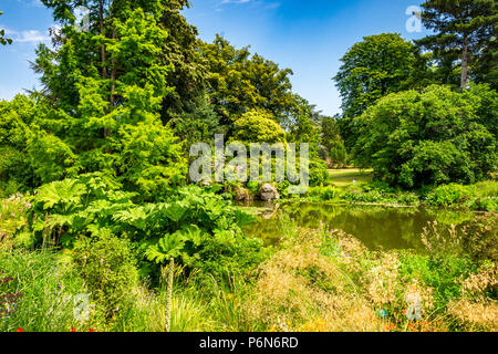 Parc de Bagatelle è stato votato come uno dei dieci migliori giardini più belli al mondo. Si trova all'interno del Bois de Boulogne di Parigi, Francia Foto Stock