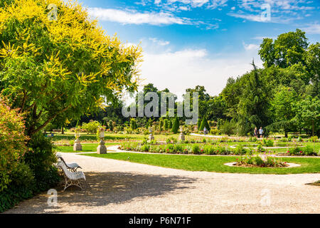 Parc de Bagatelle è stato votato come uno dei dieci migliori giardini più belli al mondo. Si trova all'interno del Bois de Boulogne di Parigi, Francia Foto Stock